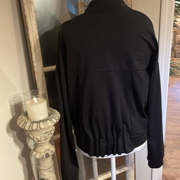 Fabletics Attis Black Gathered Back Crop Bomber Warm Up Jacket Women’s M - Picture 7 of 11